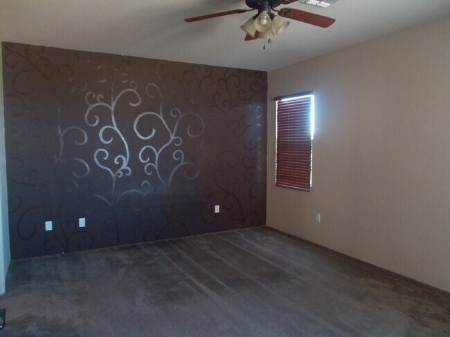 Building Photo - 4 Bedroom Home