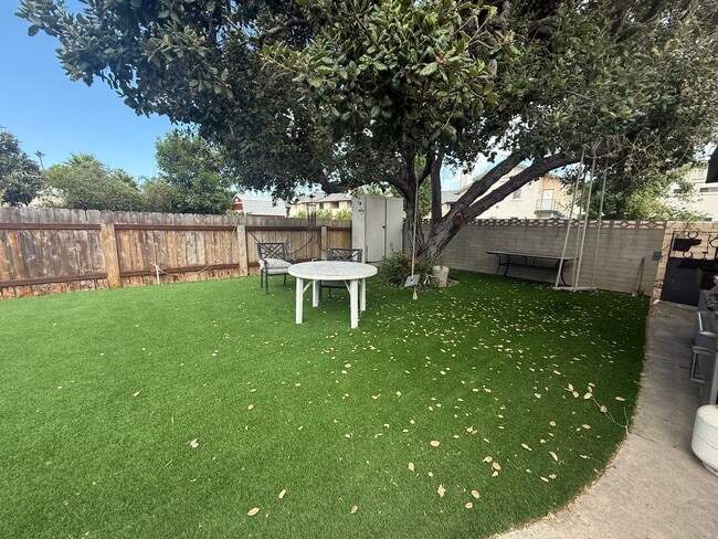 Building Photo - Charming 2 Bedroom, 2 Bath Home with Fence...