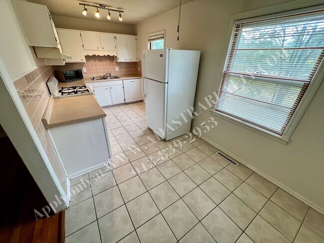 Building Photo - Darling 4 Bed 2 Bath Ranch in Olathe-Available NOW!!