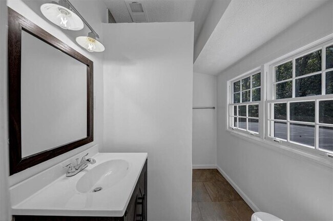 Building Photo - 172 Oak Forest Dr