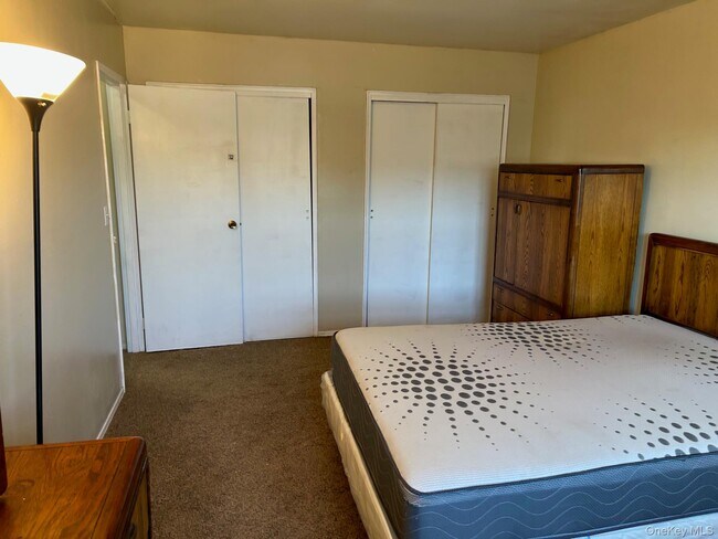 Building Photo - 68 Sneden Pl W