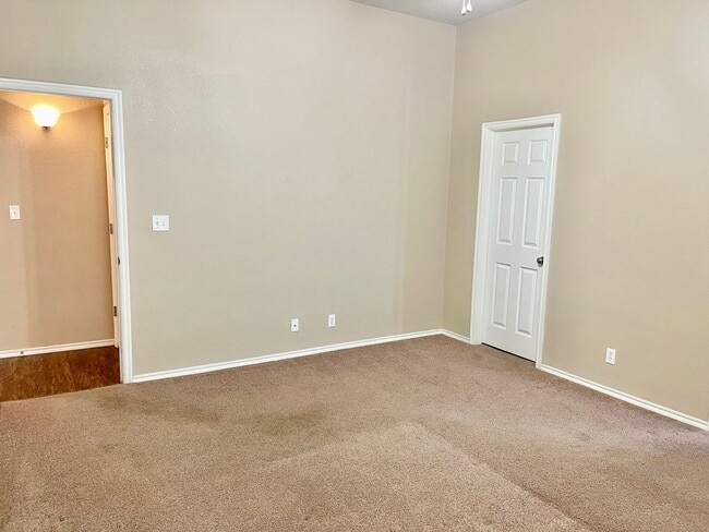 Building Photo - 4 bed 2 bath - Law Enforcement discount.