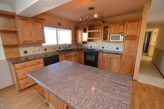 Building Photo - 5050 N Hillcrest Dr