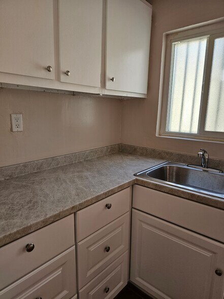 Building Photo - 527 1/2 W 19th St