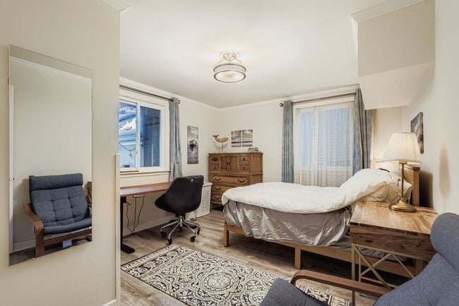 Building Photo - Bitter Lake Home