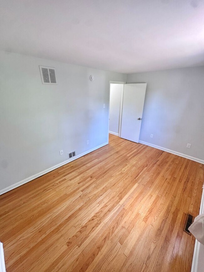 Building Photo - SUPER CLEAN THREE BEDROOM TOWNHOME