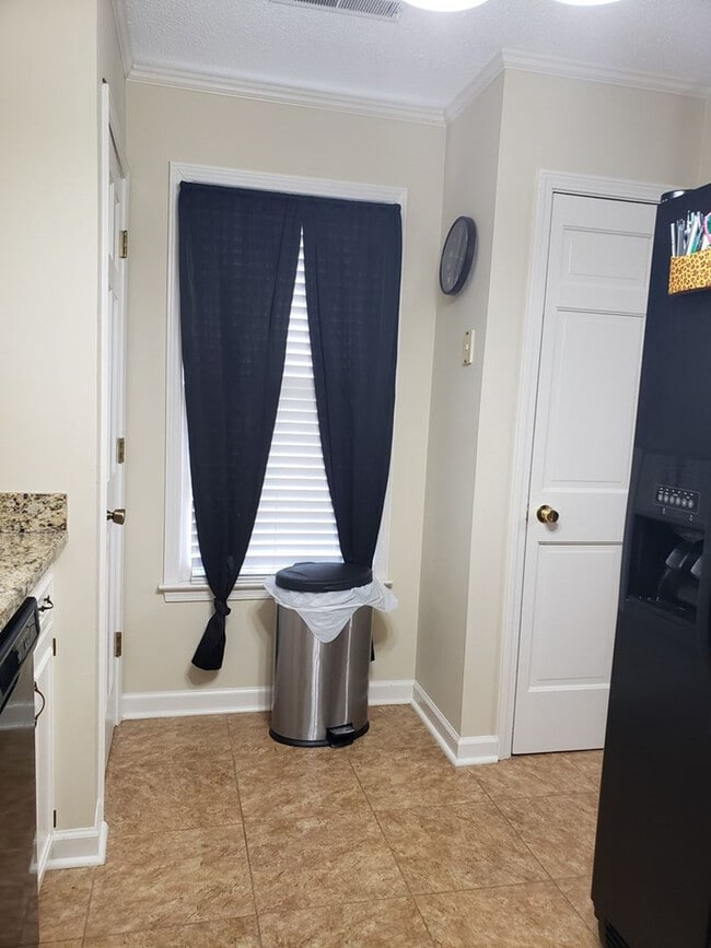 Building Photo - 2372 Orvis St