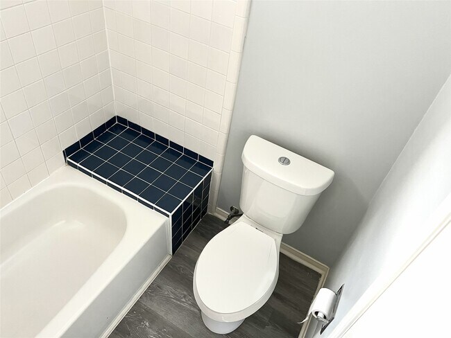 Building Photo - 800 Country Pl Dr