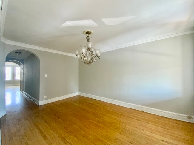 Building Photo - 5511 W Diversey Ave