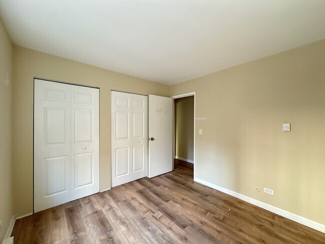 Building Photo - 3825 N Pine Grove Ave
