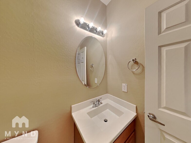 Building Photo - 2816 E Russell St