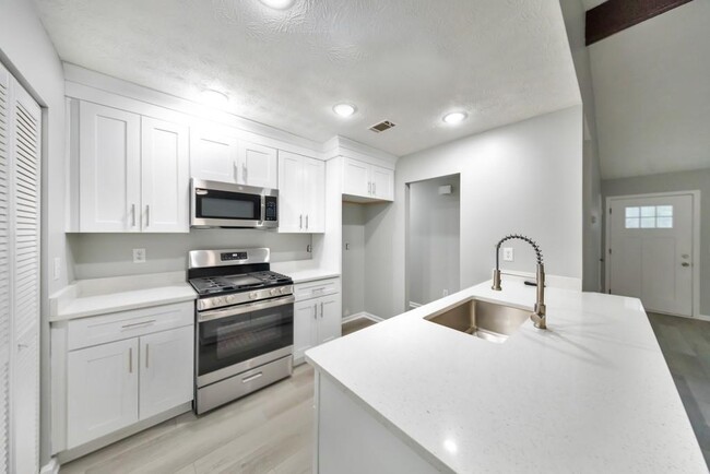 Building Photo - 8453 Alden Dr