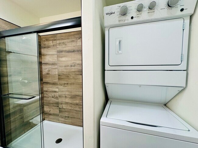 Building Photo - Available 10/10/25! Modern Renovated 2 Bed...