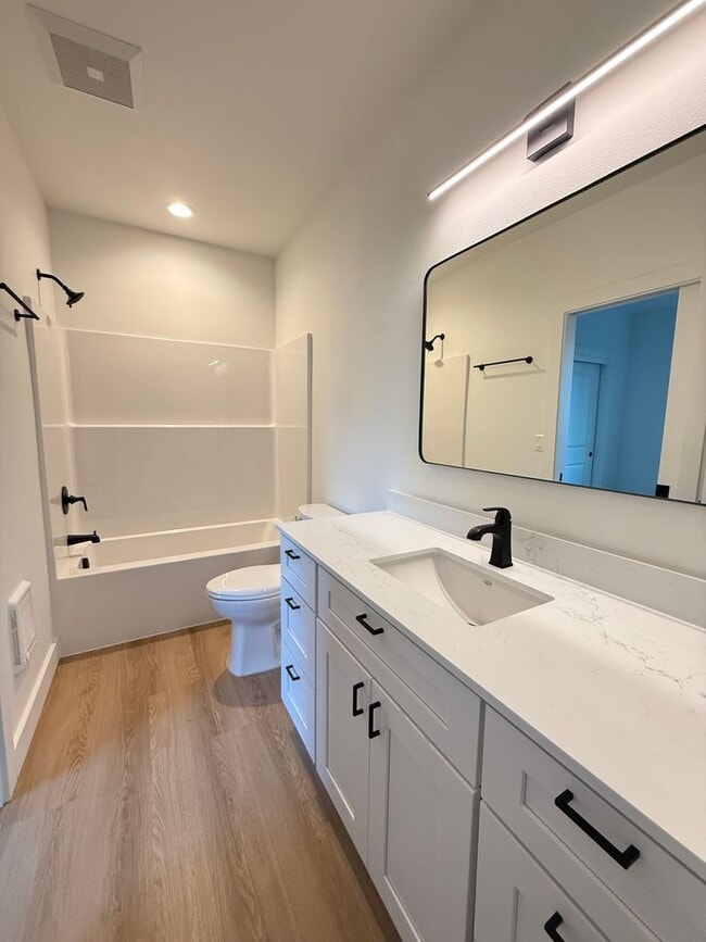 Building Photo - Brand New Modern 2 Bed/ 1 Bath Triplex - Larkspur