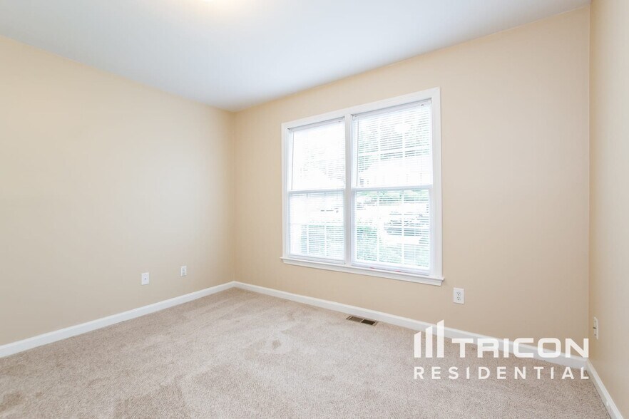 Building Photo - 4311 Hill View Dr