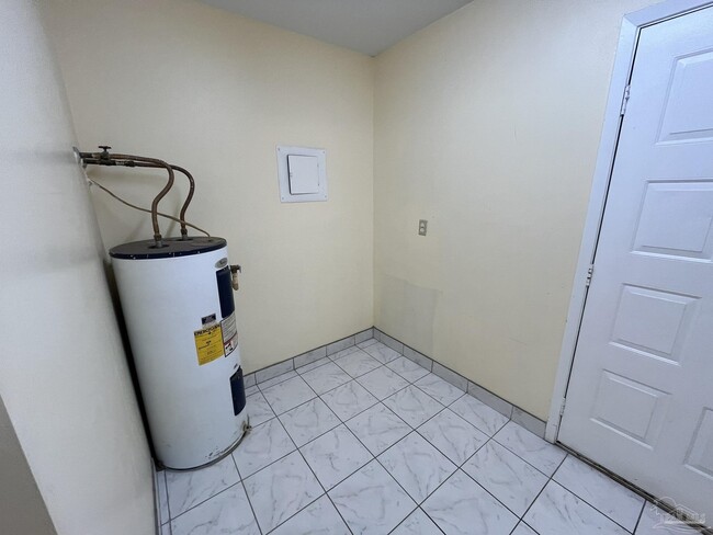 Building Photo - 3220 Redwood Ln