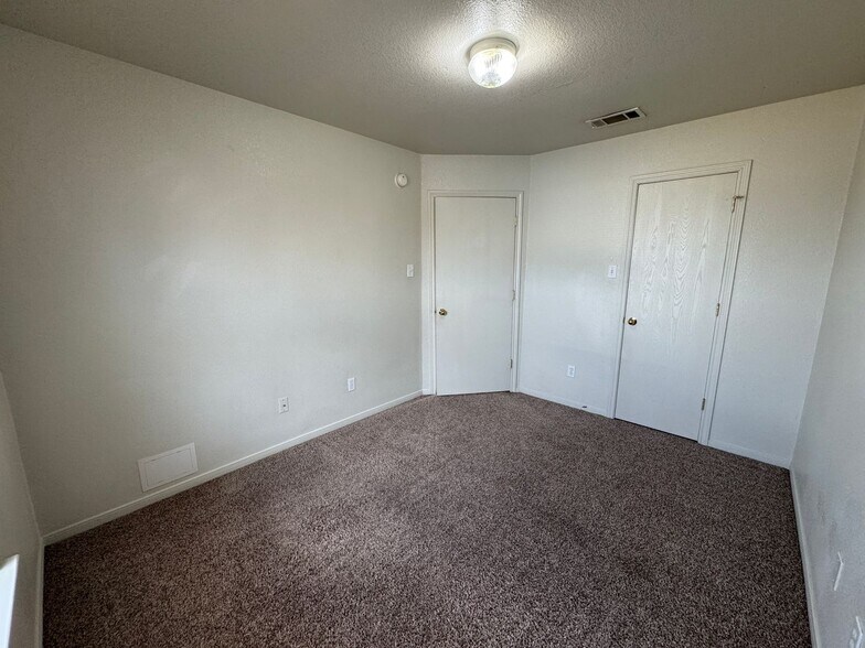 Building Photo - 400 Brittney Way