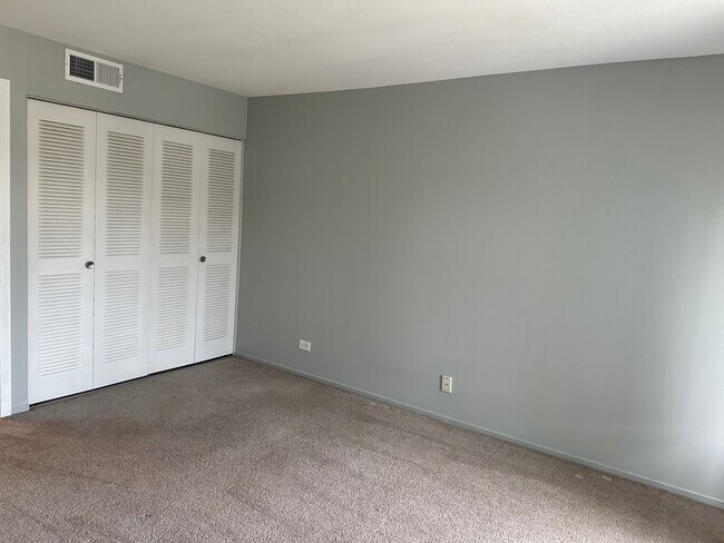 Building Photo - 1931 Prairie Square