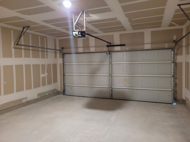 Building Photo - Spacious Family Home in Overlook at Creeks...