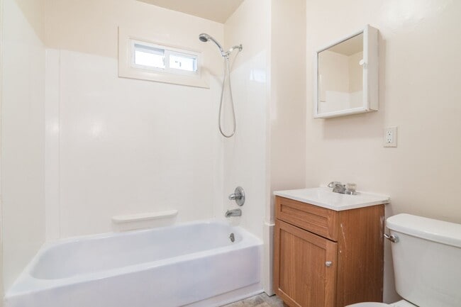 Building Photo - 4 Bedroom, 1.5 bath Home