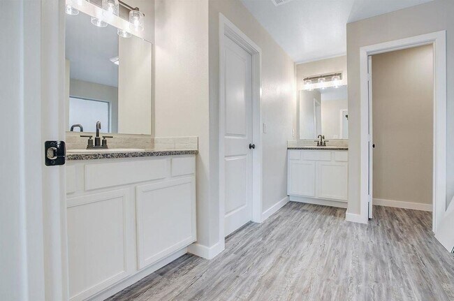 Building Photo - Pre-leasing for July