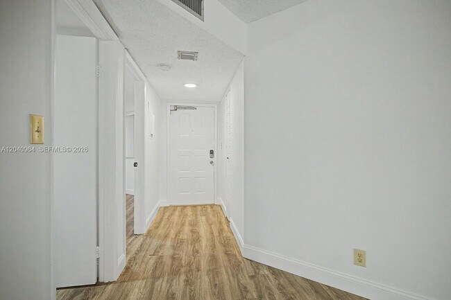 Building Photo - 15575 N Miami Lakeway