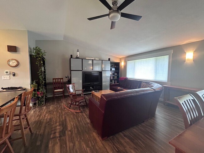 Building Photo - 3 Bedroom 2 Bath home in south Bellingham with a 2-car garage