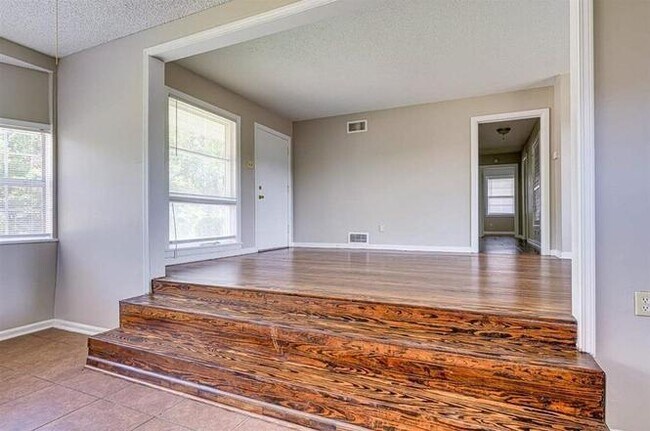Building Photo - Awesome East Memphis Home