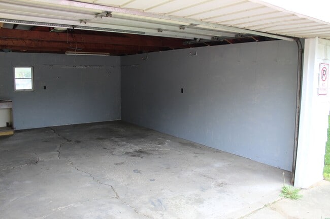 Building Photo - Available Now-- 3 Bedroom, 1 Bathroom Home...