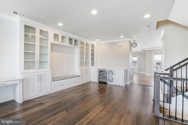 Building Photo - 621 Bluemont Ave