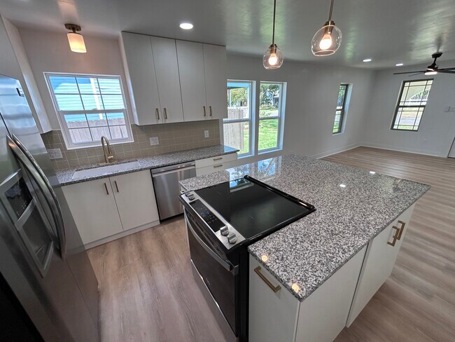 Building Photo - 1400 N 6th St