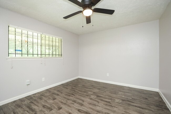 Building Photo - 3 bedroom 1.5 bathroom now available.