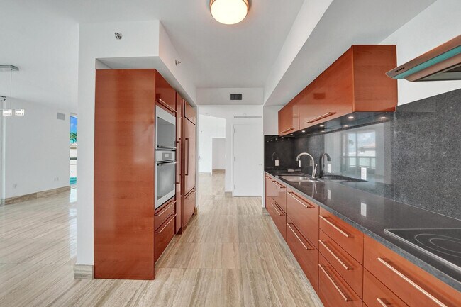 Building Photo - 101 S Fort Lauderdale Beach Blvd