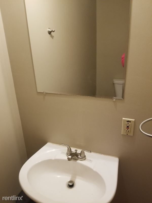 Building Photo - 2 br, 1.5 bath Townhome - 323 N. Madison