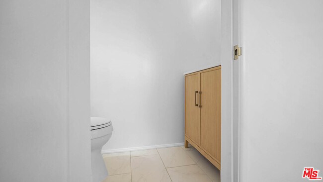Building Photo - 5320 W 57th St