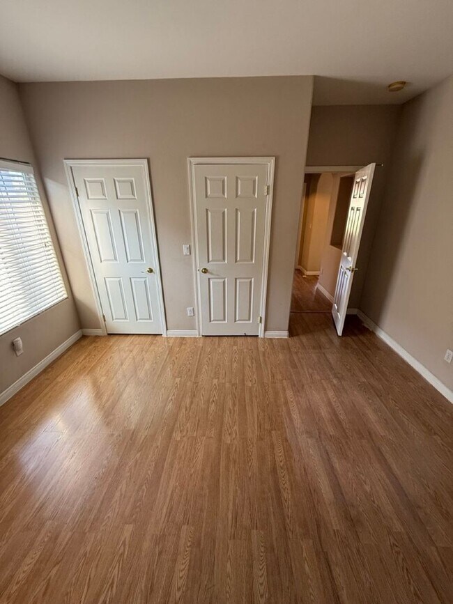 Building Photo - Spacious 4-Bedroom, 2-Bathroom Home in Southwest Bakersfield