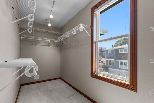 Building Photo - 3Bd/3Ba Seattle House