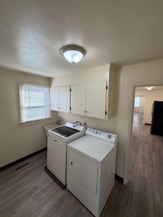 Building Photo - 1039 SW Cascade Ave