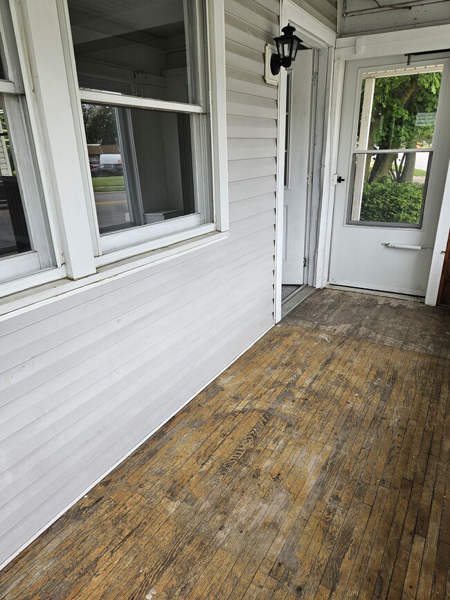 Enclosed Front Porch - 929 Tiffin Ave