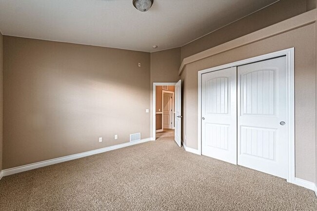 Building Photo - Stunning 5BR Home with Luxury Master Suite & Low-Maintenance Yard!