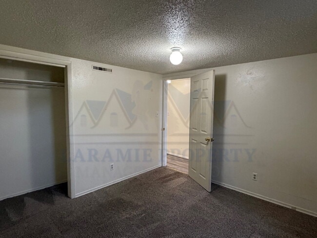Building Photo - Charming 2 Bedroom