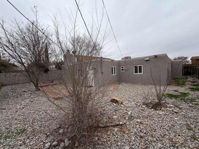 Building Photo - 3 Bedroom Single Story Home Available Near Constitution Ave NE & San Pedro Dr NE!