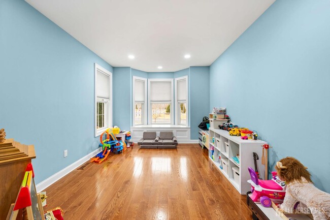 Building Photo - 2 Gonzalez Dr