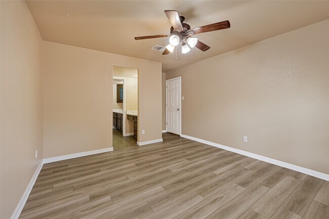 Building Photo - 7323 Log View Dr