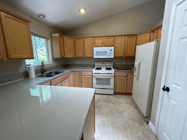 Building Photo - 3 Bedroom Home in SW Bend Just Minutes Fro...