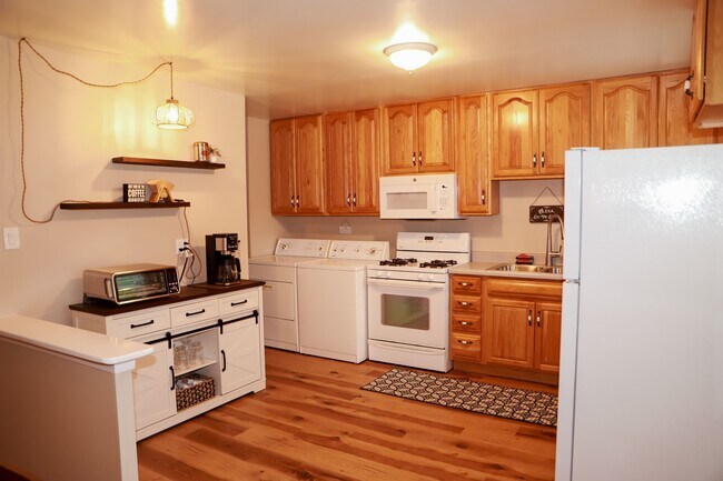 Building Photo - 1714 Carolyn Dr