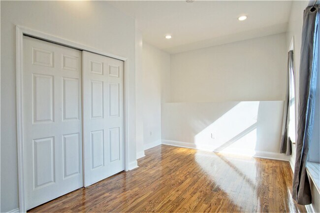 Building Photo - 356 Varick St