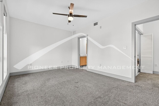 Building Photo - Stunning Condo with City Views and 2 Reser...