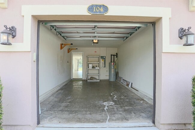 Building Photo - 104 Crete Ct