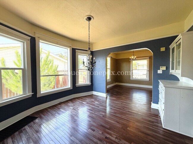 Building Photo - Contemporary 2 BD | 1 BA Home w/ Private B...